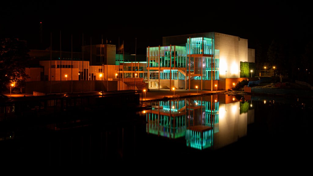 Gebäude am See mit Effektbeleuchtung